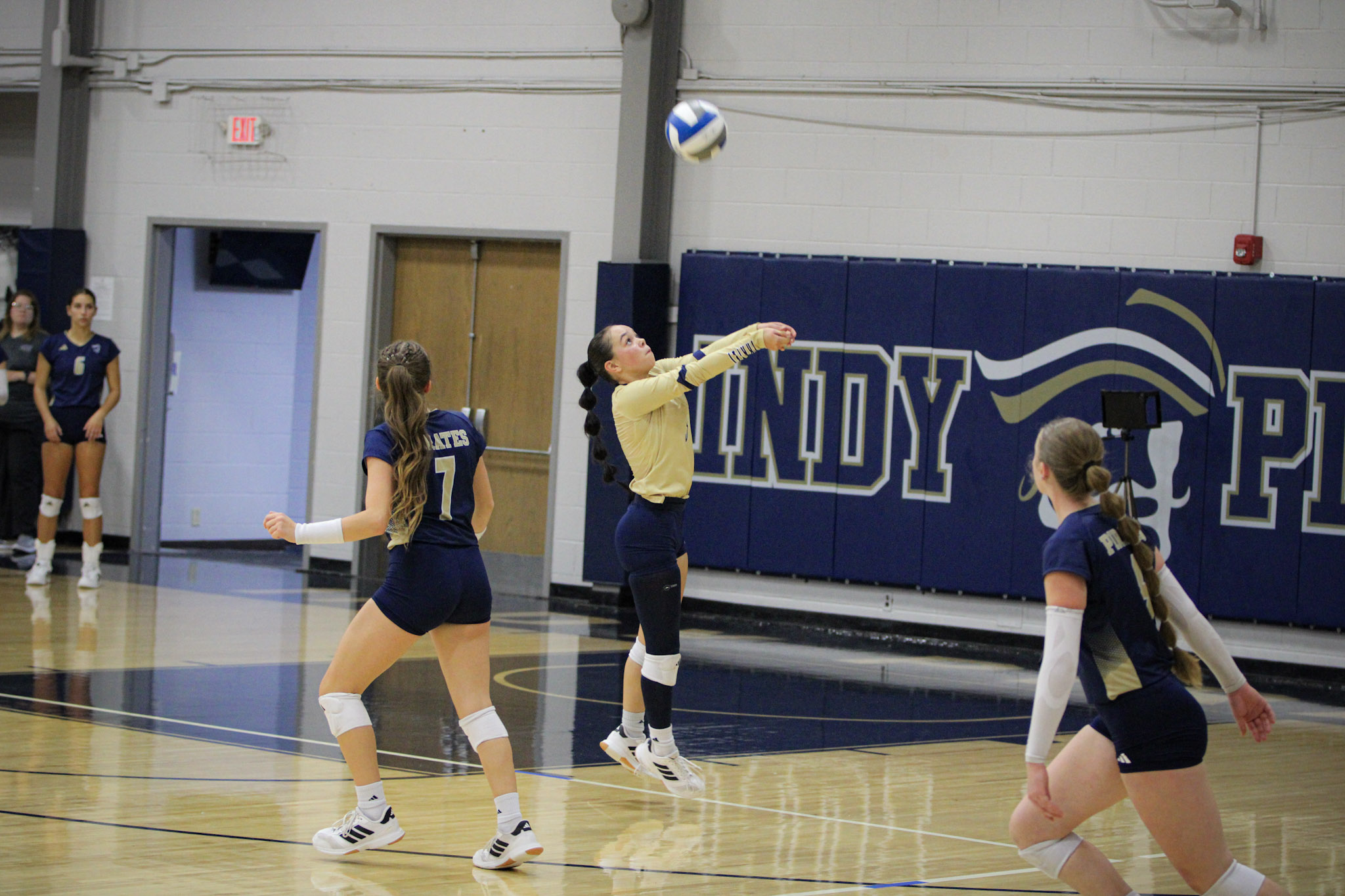 Pirates fall after great first set