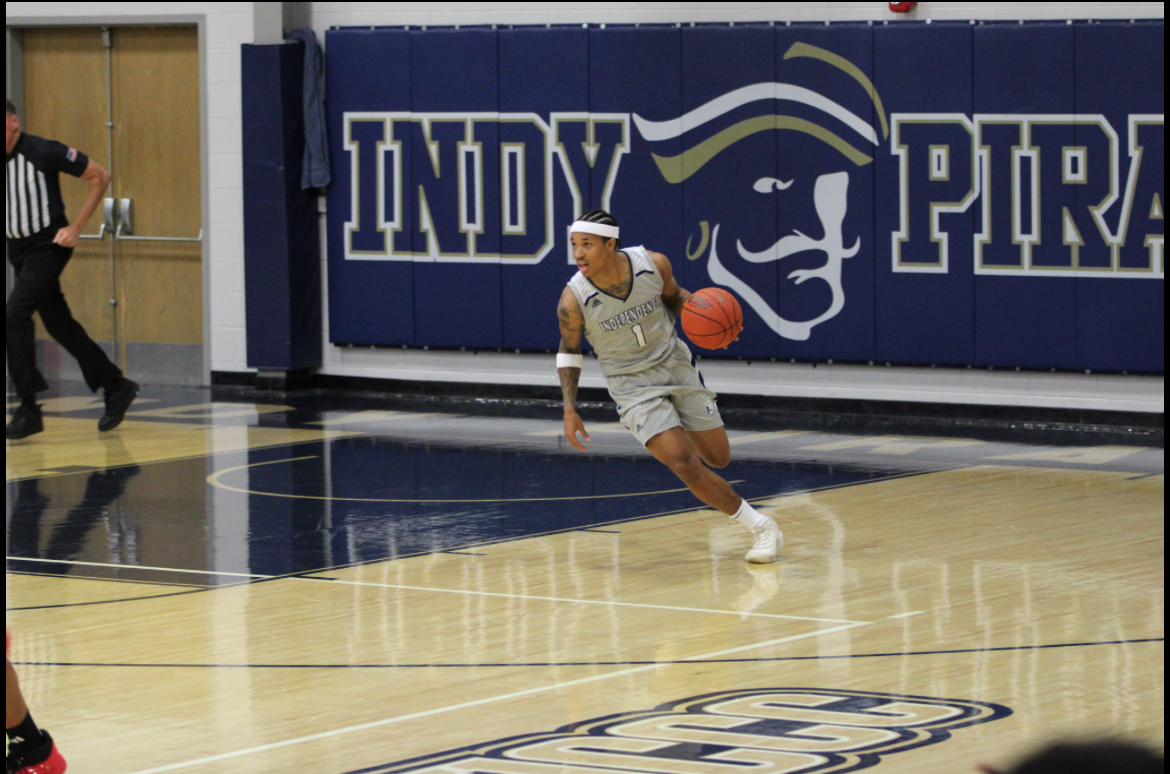 Pirates ride hot shooting night to 1-0 start in conference play